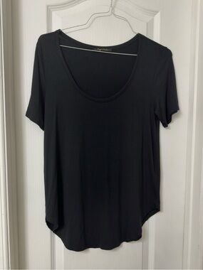 Raggs II Riches black soft short sleeve scoop neck top curved hemline size S